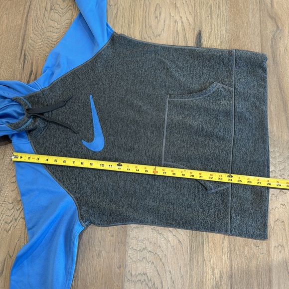 EUC Women’s Nike XL Therma-Fit Swoosh Graphic Hoodie - Picture 4 of 6